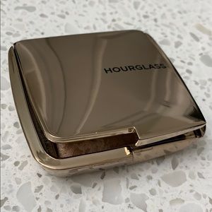 Hourglass ambient luminous bronze light bronzer